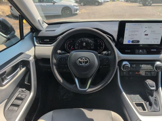 Used 2023  Toyota XLE Premium image 13