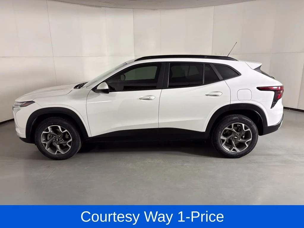 Used 2025 White Chevrolet LT image 6