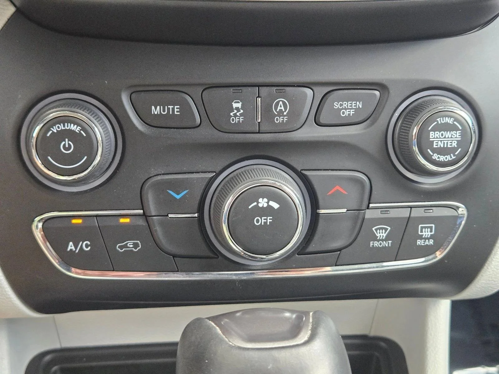 Used 2021 Bright White Clearcoat Jeep Latitude Lux image 14