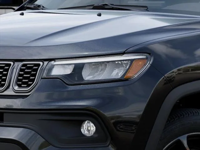 New 2026 Diamond Black Crystal Pearl-Coat Exterior Paint Jeep Latitude image 18