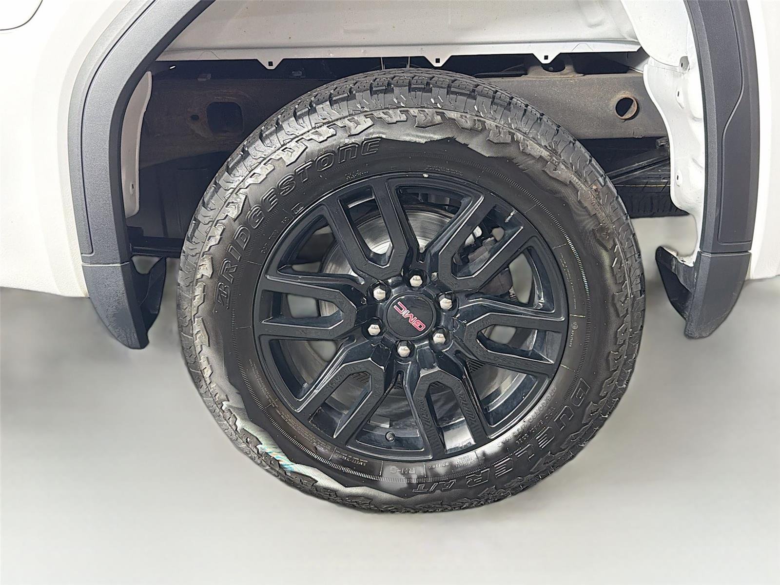 Used 2024 Summit White GMC Elevation image 30
