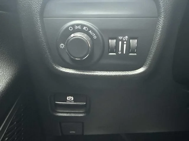 Used 2024 Gray Jeep Altitude image 72