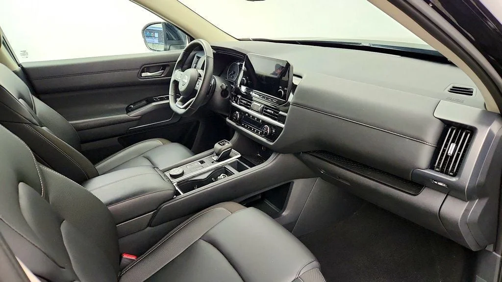Used 2025 Super Black Nissan SL 4WD image 24