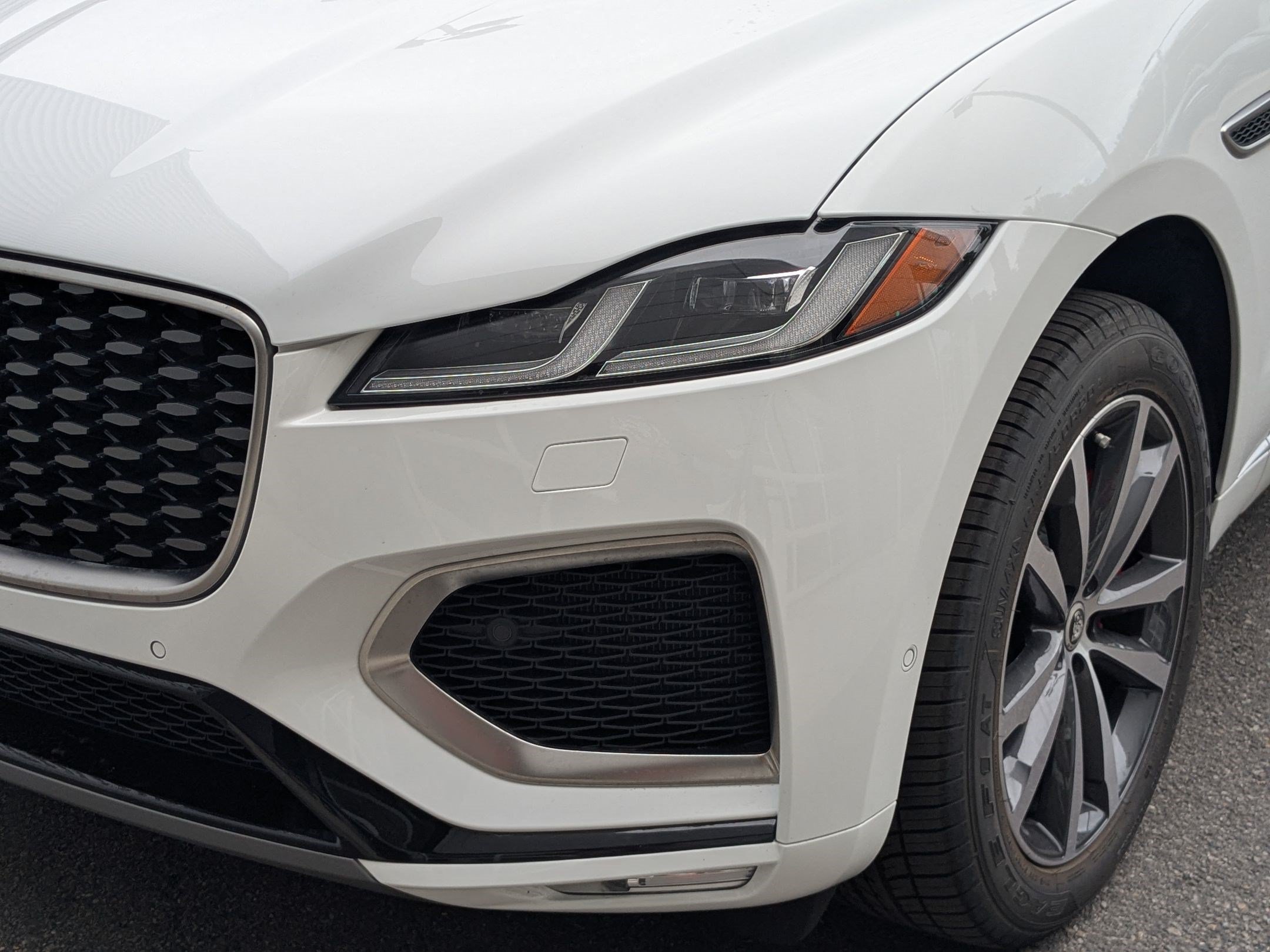 New 2026 Fuji White JAGUAR  P400 R-DYNAMIC S image 9