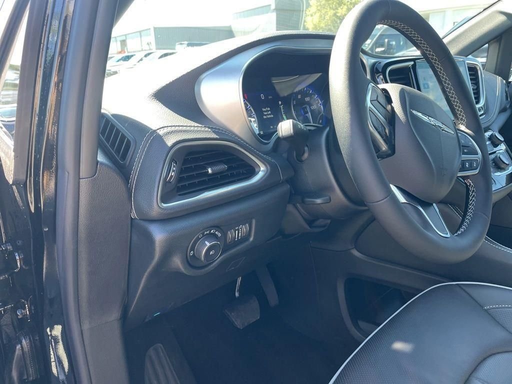 New 2026 Diamond Black Crystal Pearl-Coat Exterior Paint Chrysler Limited image 20