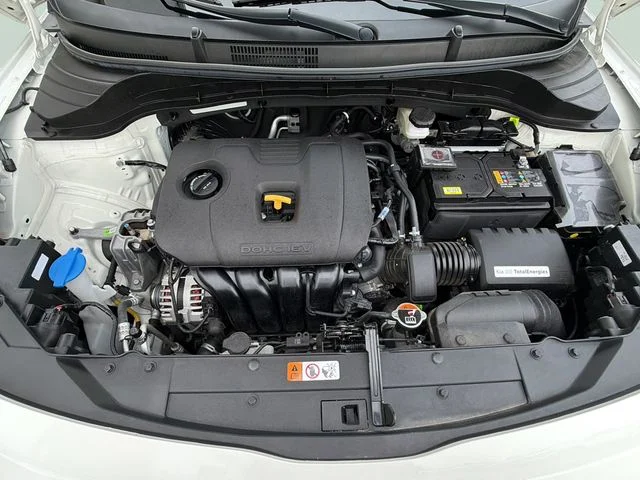 Used 2025 White Kia S image 28