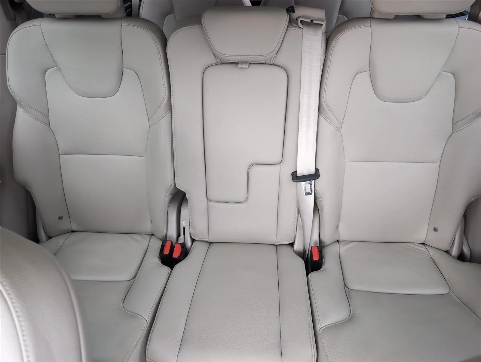 Used 2020 Crystal White Metallic Volvo Momentum image 27