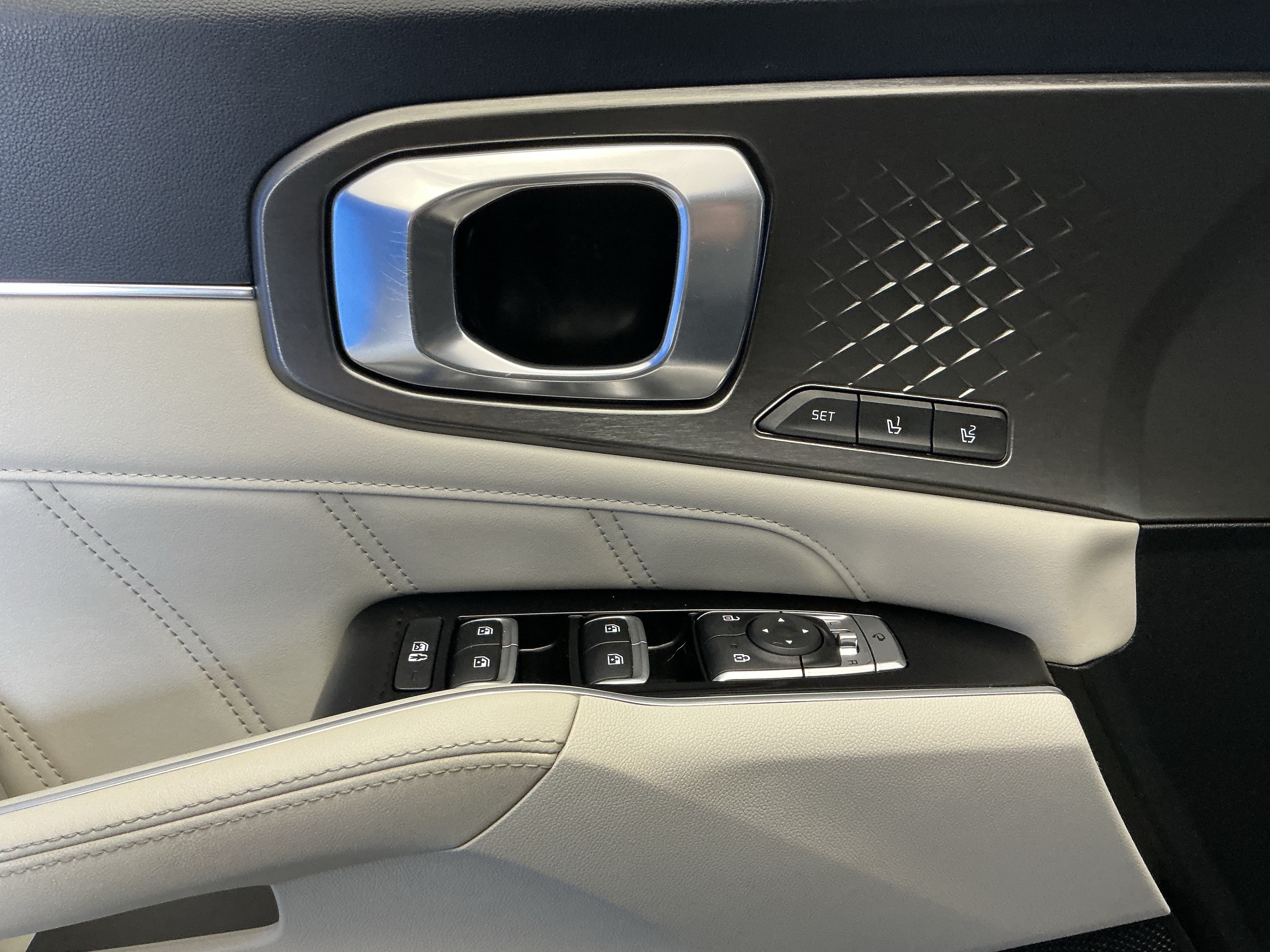 Used 2022 Snow White Pearl Kia SX Prestige image 10