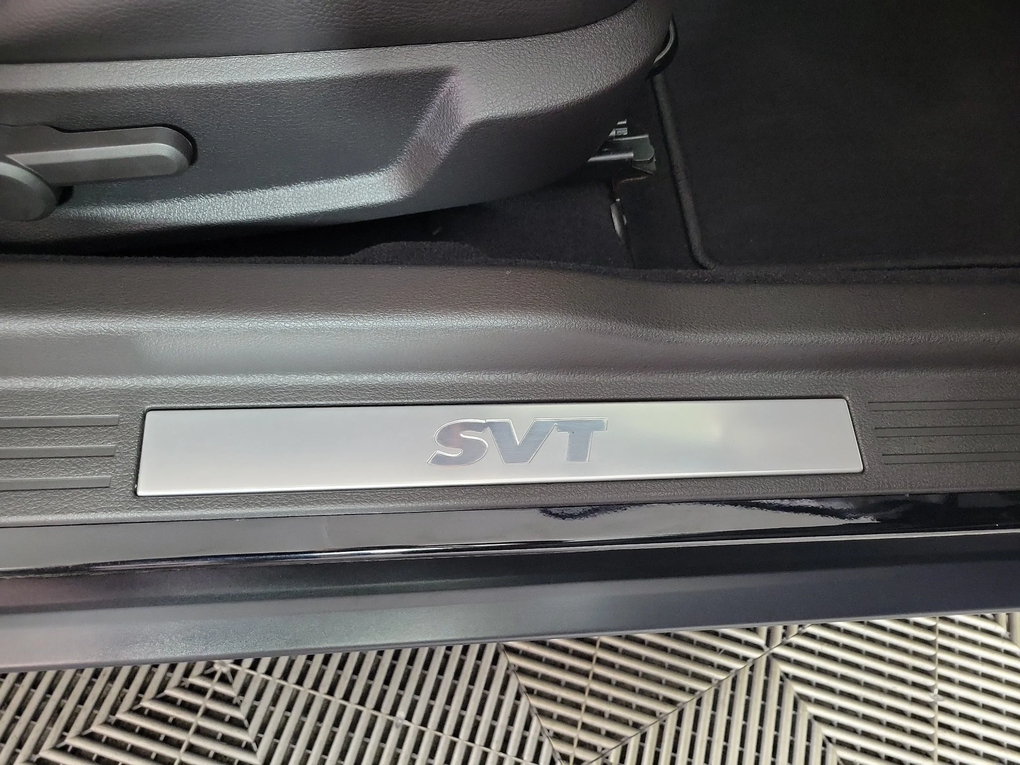 Used 2008 Ebony Clearcoat Ford Shelby GT500 image 25