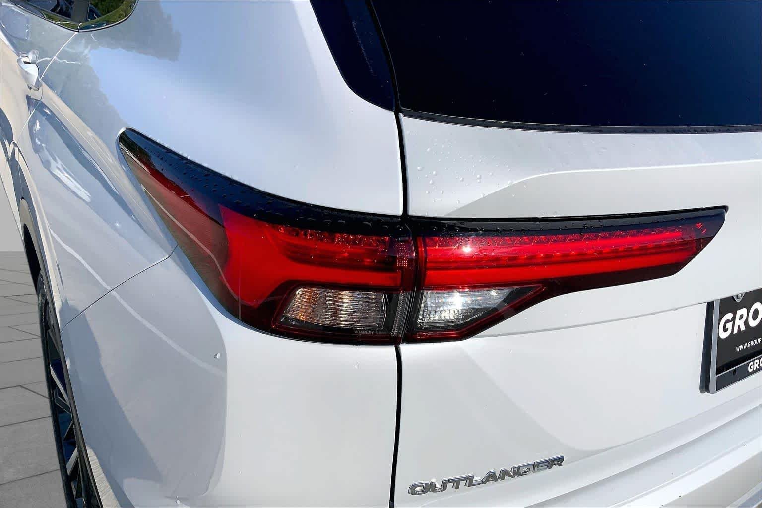 Used 2024 White Diamond Mitsubishi SE image 25