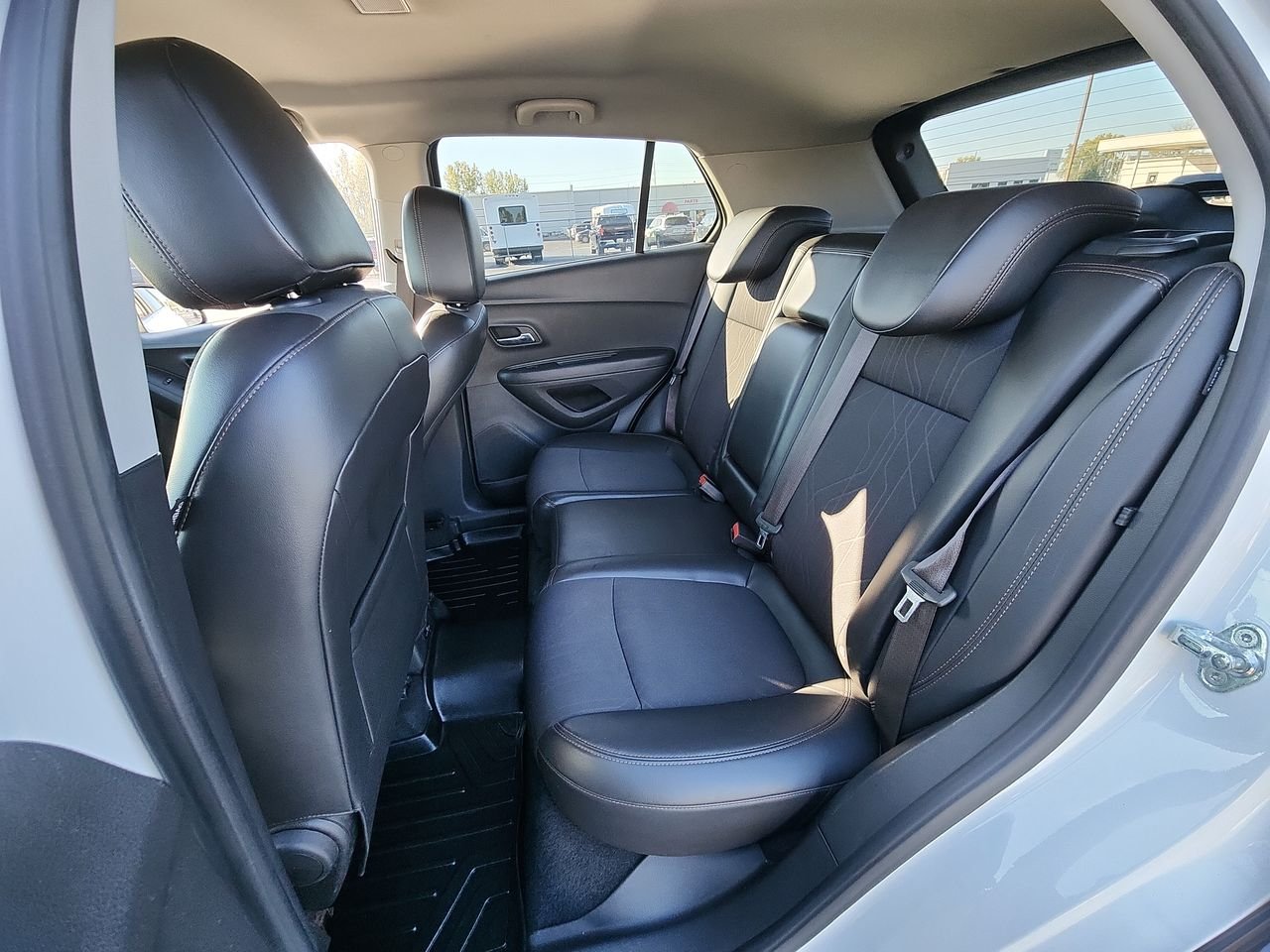Used 2018 SUMMIT WHITE Chevrolet LT image 21