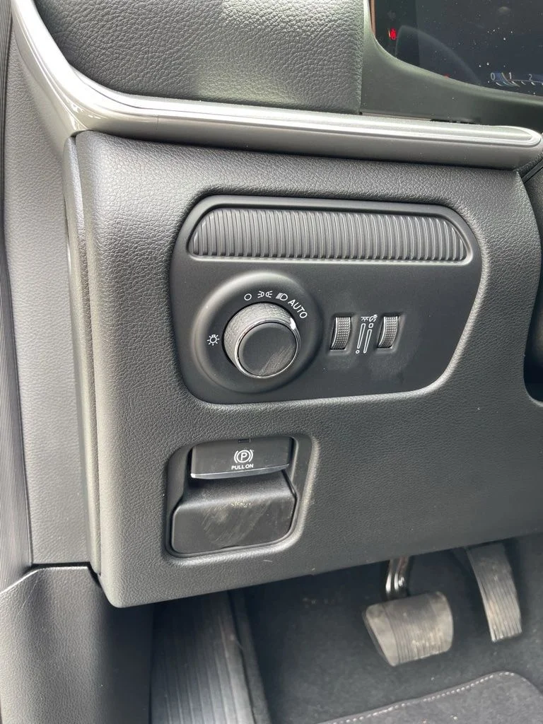 New 2026 Bright White Clear-Coat Exterior Paint Jeep Limited Altitude image 13
