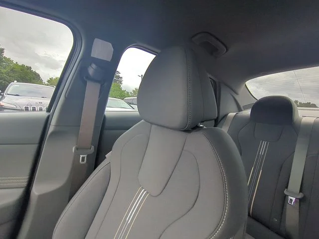 Used 2025 White Hyundai SEL Sport image 13
