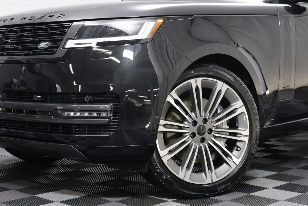 New 2026 Black Land Rover SE image 4