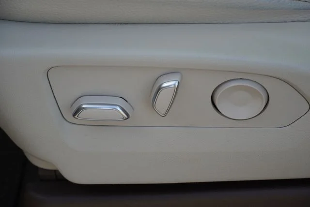 Used 2023 White GMC Denali image 23
