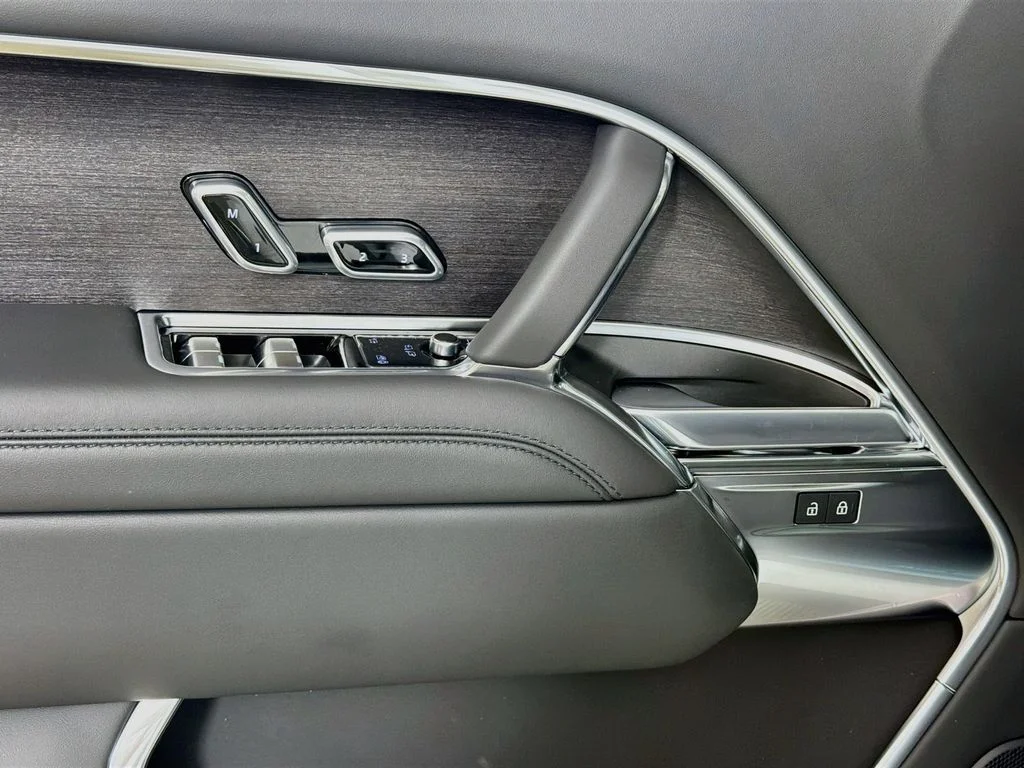 New 2026 Fuji White Land Rover SE image 18
