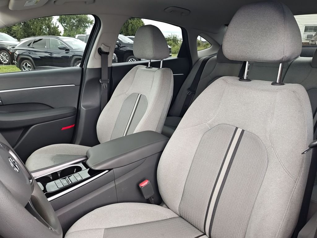 Used 2021 Black Hyundai SE image 13