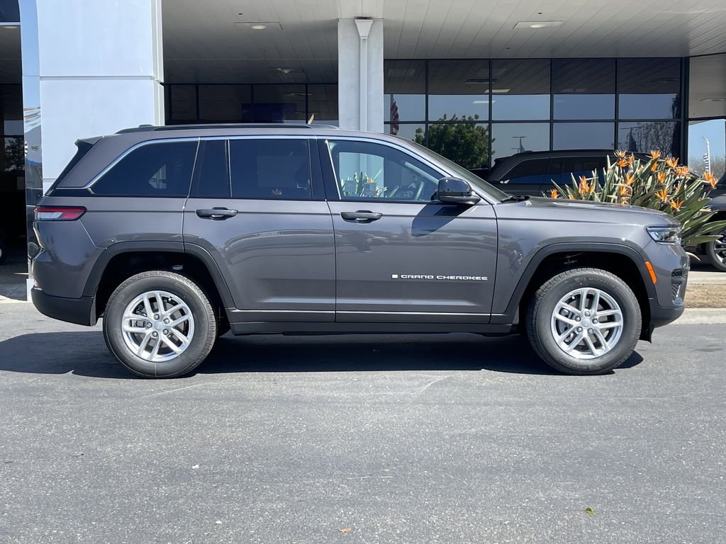 New 2026 Baltic Gray Metallic Clear-Coat Exterior Paint Jeep Laredo X image 6