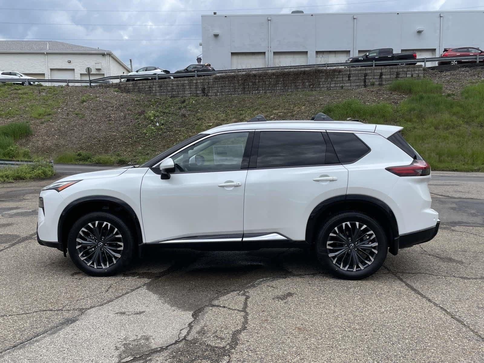 New 2026 Everest White Pearl/Super Black Nissan Platinum image 43
