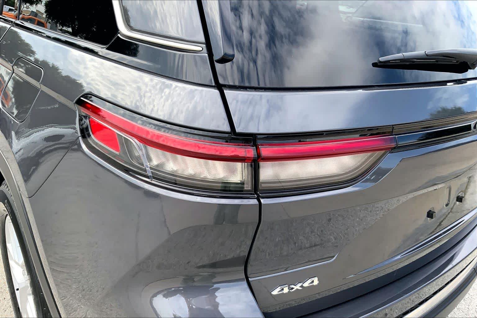 Used 2024 Baltic Gray Metallic Clearcoat Jeep Laredo X image 24
