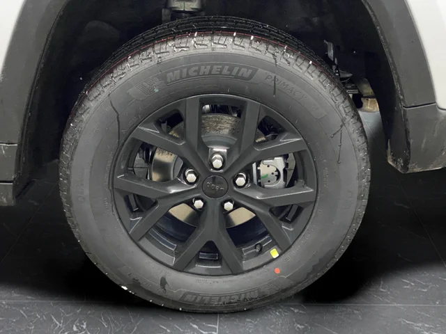 New 2026 Silver Zynith Exterior Paint Jeep Altitude image 38