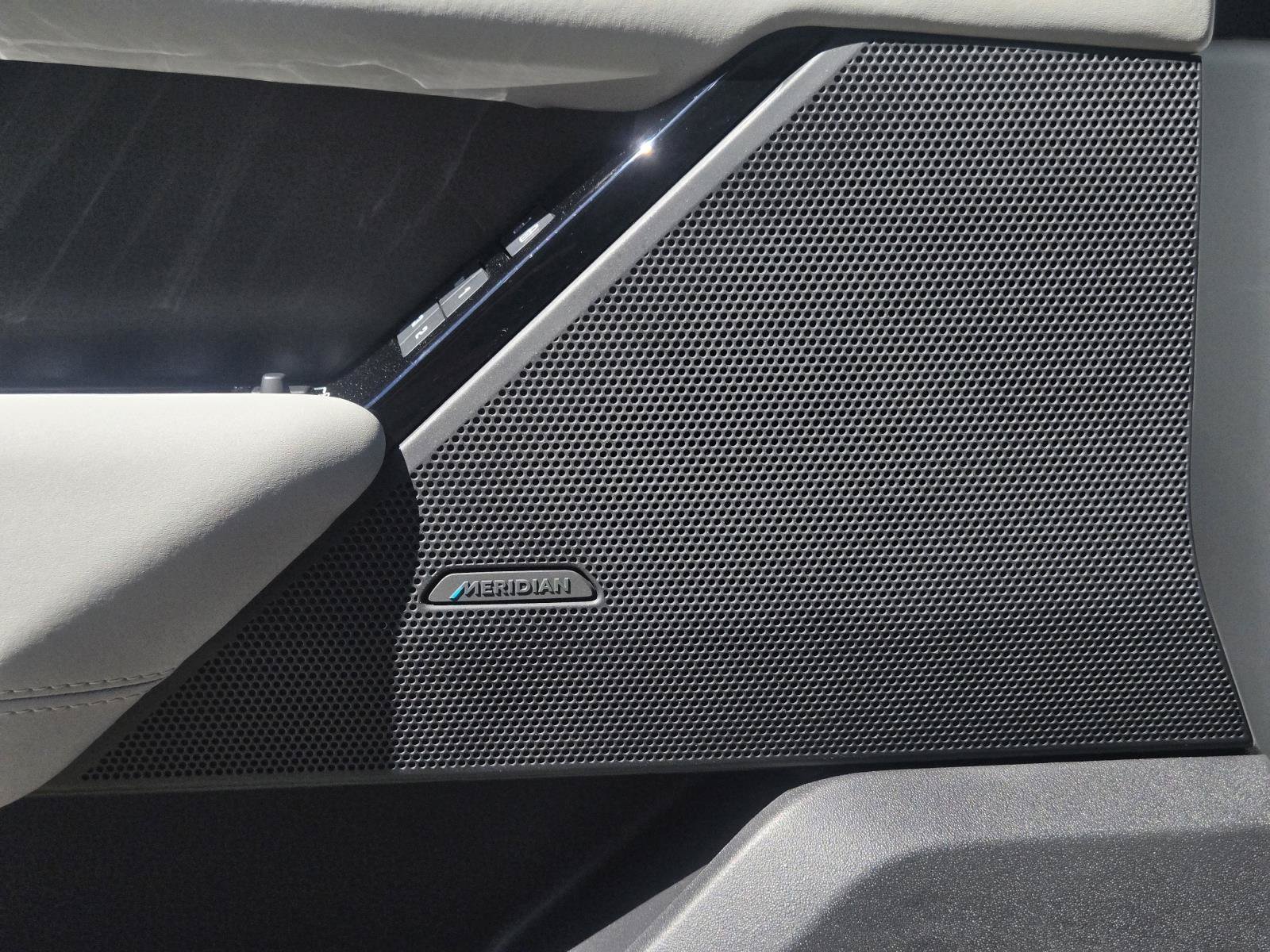 Used 2025 Fuji White Land Rover Dynamic SE image 27