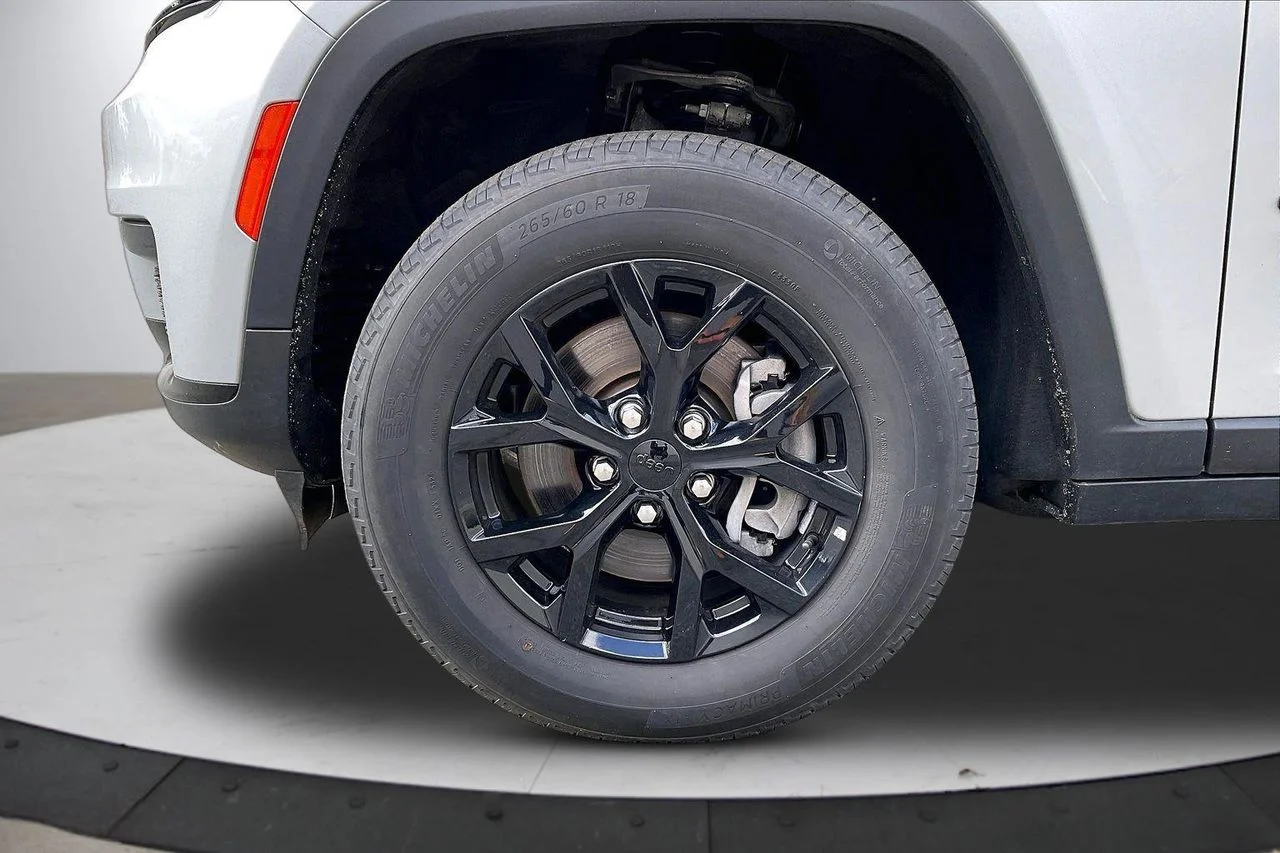 Used 2024 Silver Jeep Altitude image 34