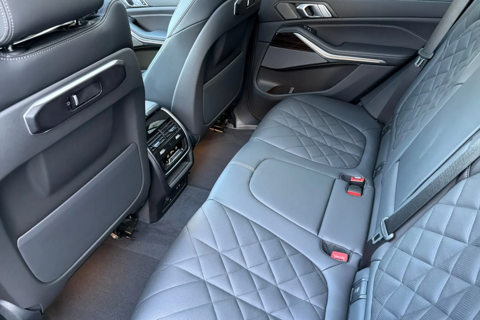 Used 2025 Skyscraper Grey Metallic BMW xDrive40i image 11