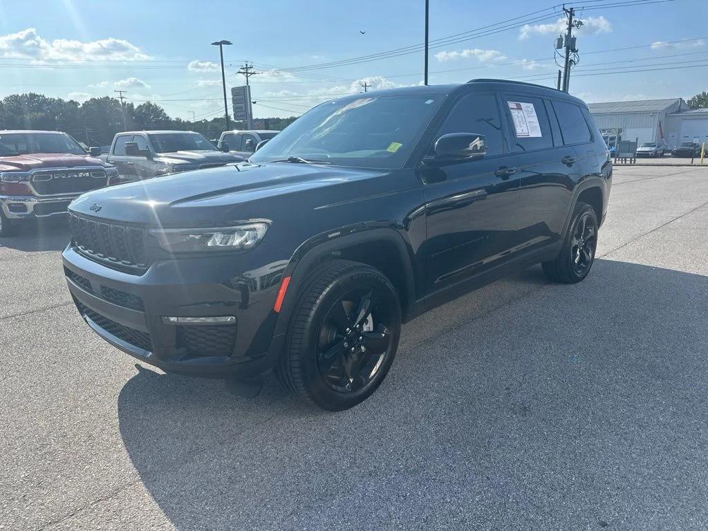 Used 2024 Diamond Black Jeep Limited image 3