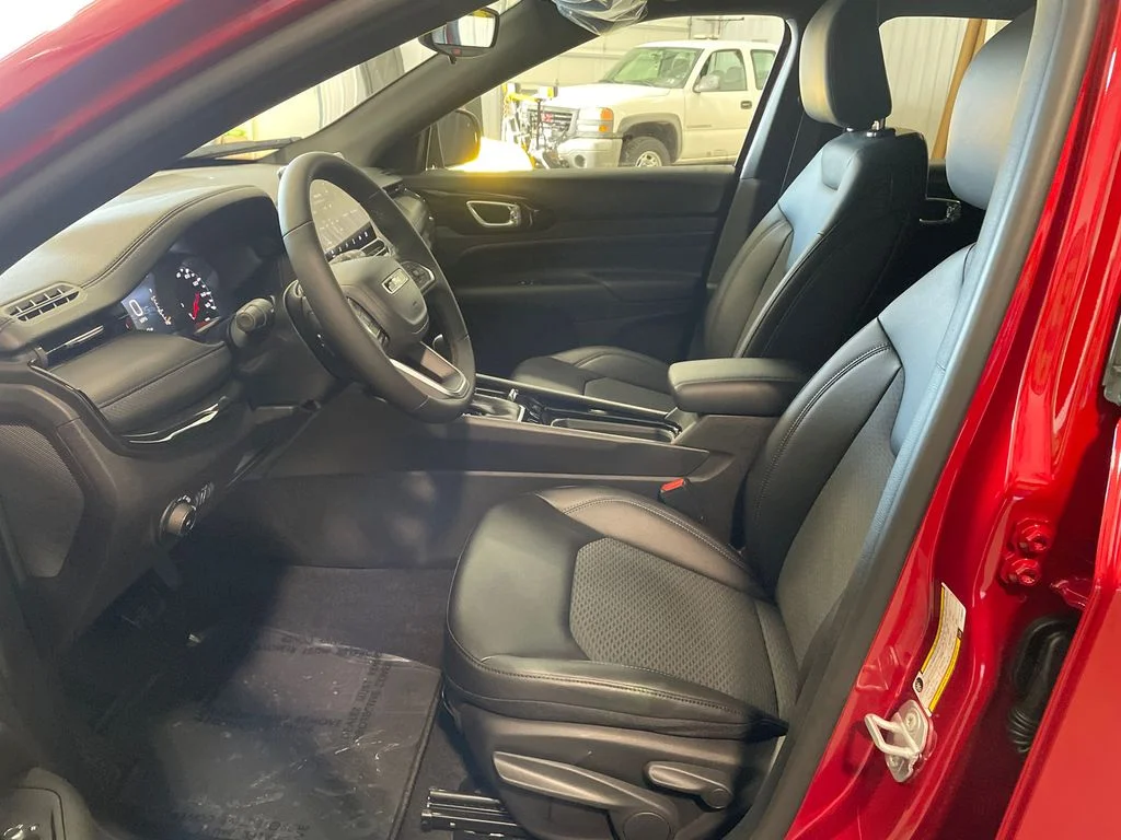 New 2026 Red Hot Pearlcoat Jeep Latitude Altitude image 11