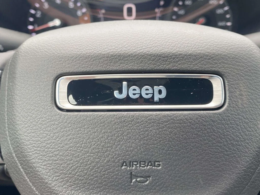 New 2026 Bright White Clear-Coat Exterior Paint Jeep Latitude Altitude image 27