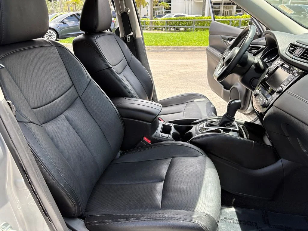 Used 2018 Silver Nissan SL image 19