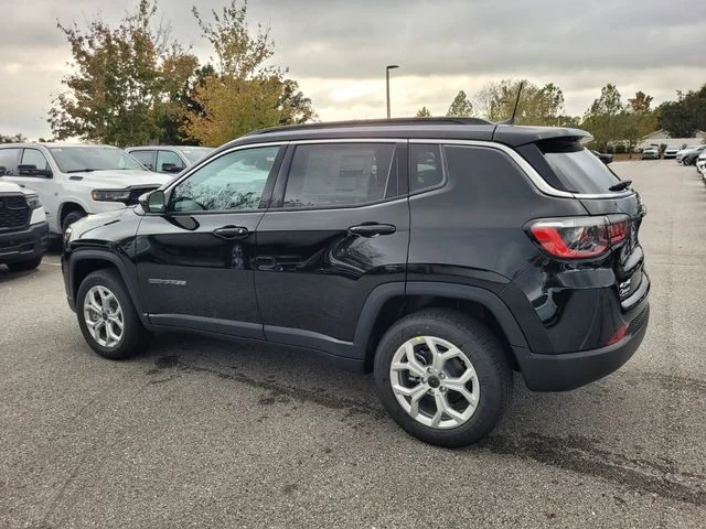 New 2026 Diamond Black Crystal Pearl-Coat Exterior Paint Jeep Latitude image 10