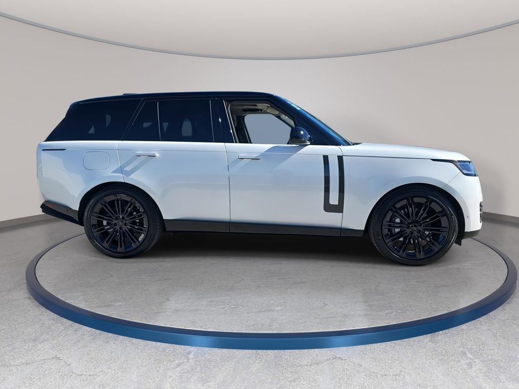 New 2026 Icy White Land Rover SE image 4