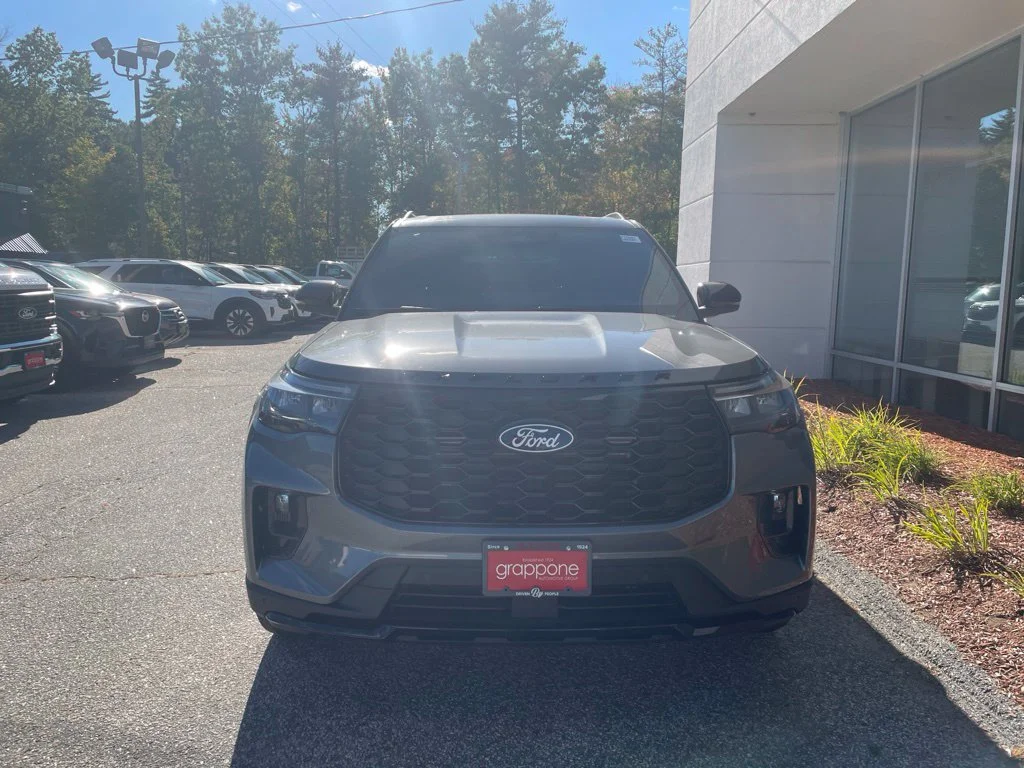 New 2027 CARBONIZED GRAY Ford ST-Line image 3