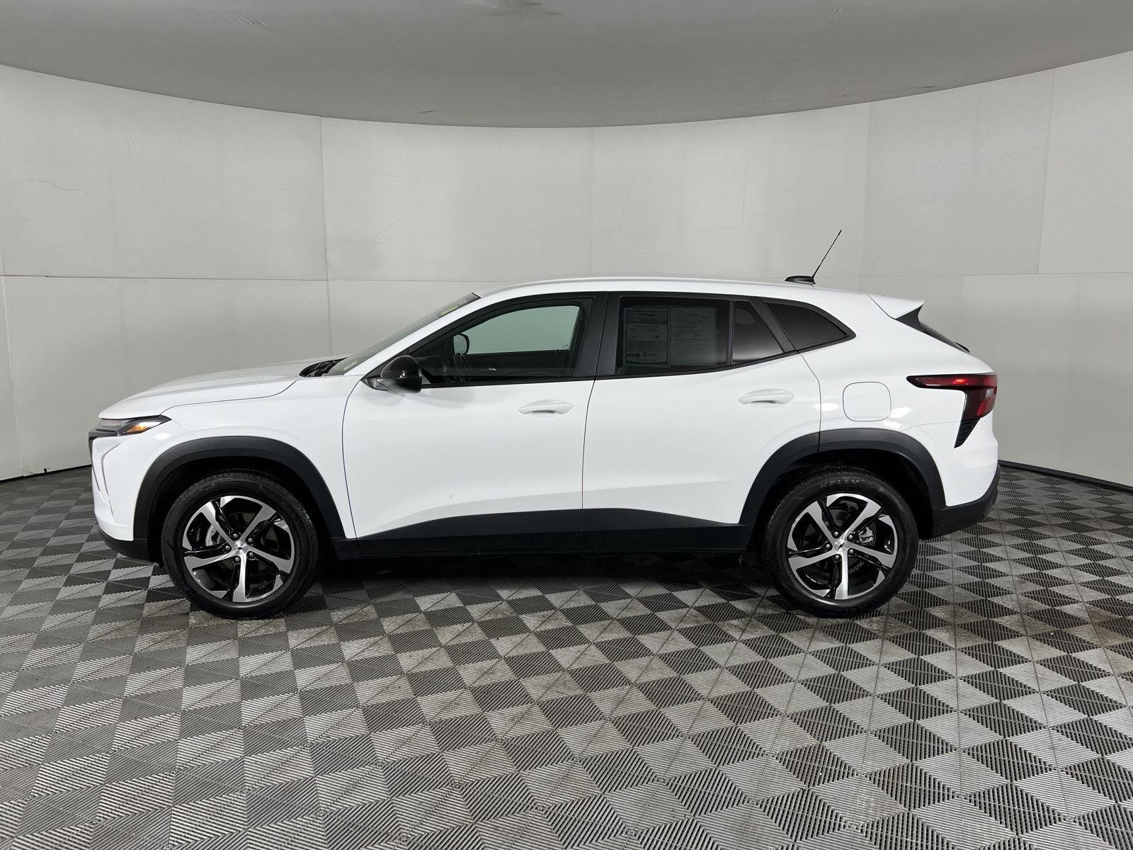 Used 2025 Summit White Chevrolet 1RS image 18