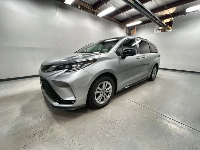 2021 Toyota Sienna XSE 7-Passenger Hybrid AWD's photo