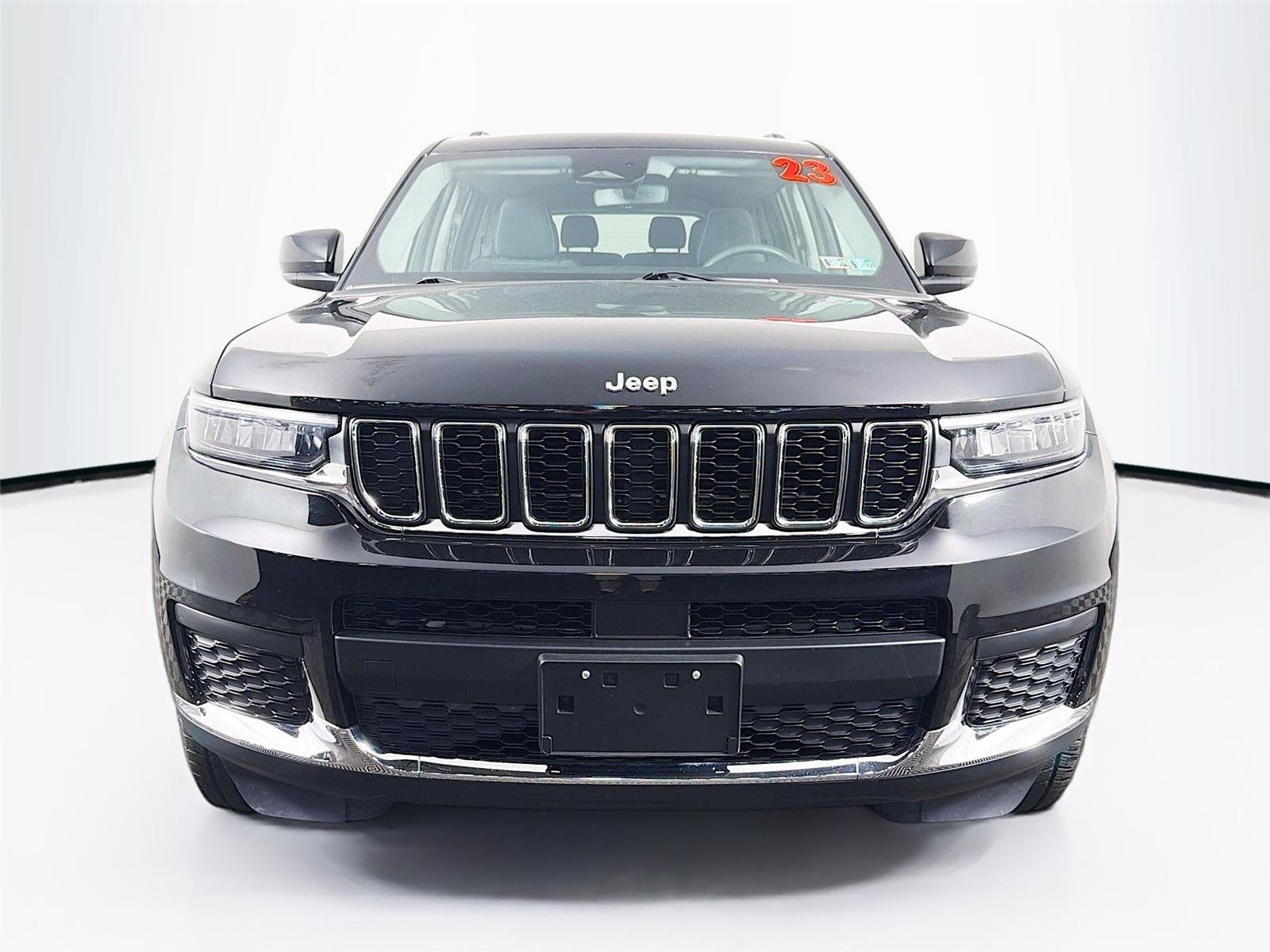 Used 2023  Jeep Laredo image 6