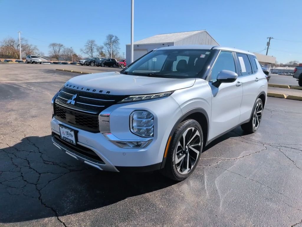 Used 2023 White Mitsubishi SE image 14
