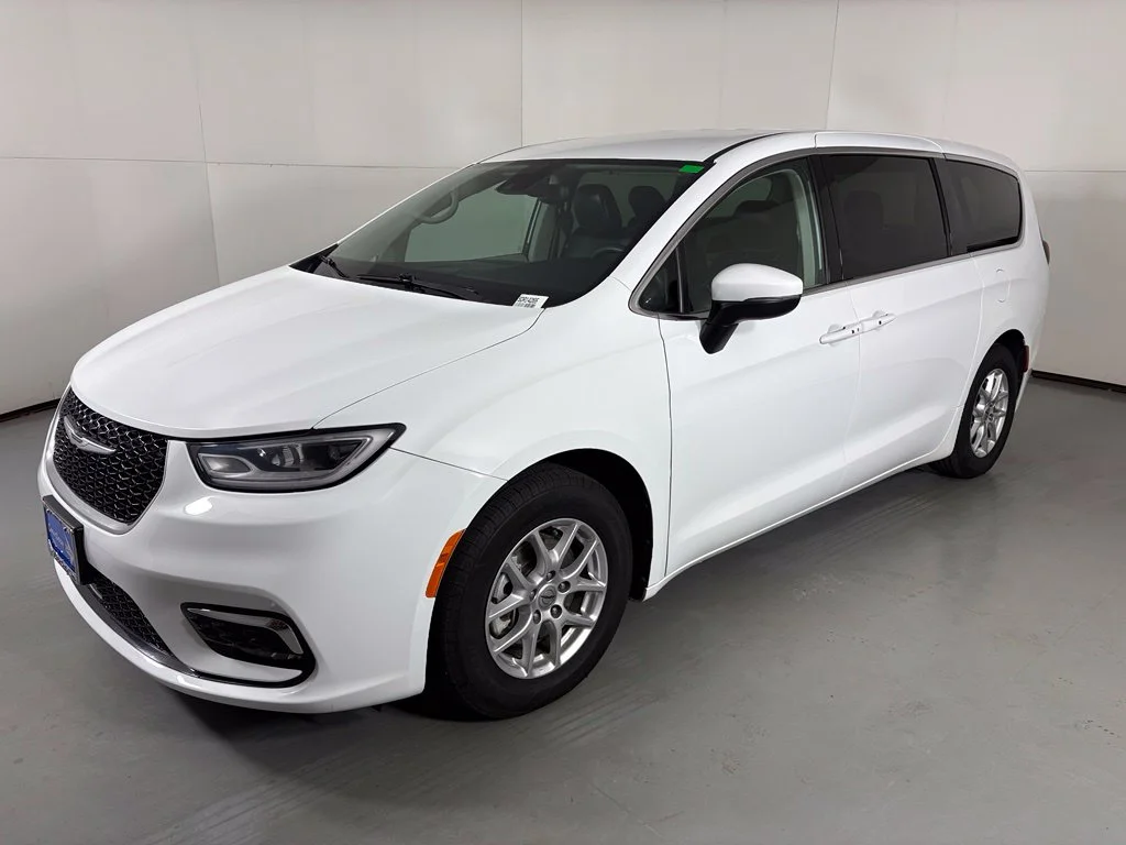 Used 2023 White Chrysler Touring L image 4