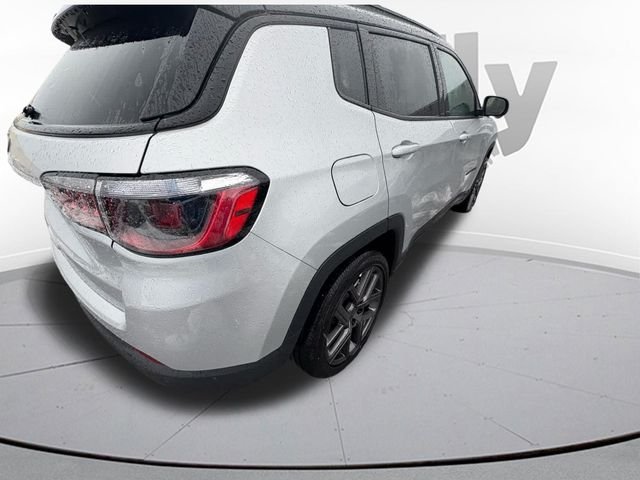 New 2026 Silver Zynith Metallic Clear-Coat Exterior Paint Jeep Limited image 6