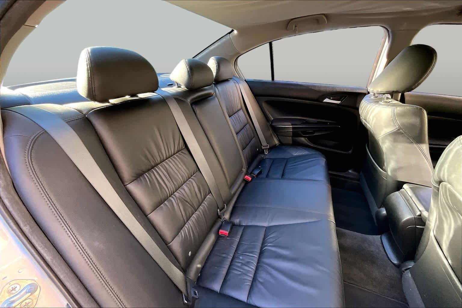 Used 2012 Alabaster Silver Metallic Honda SE image 19
