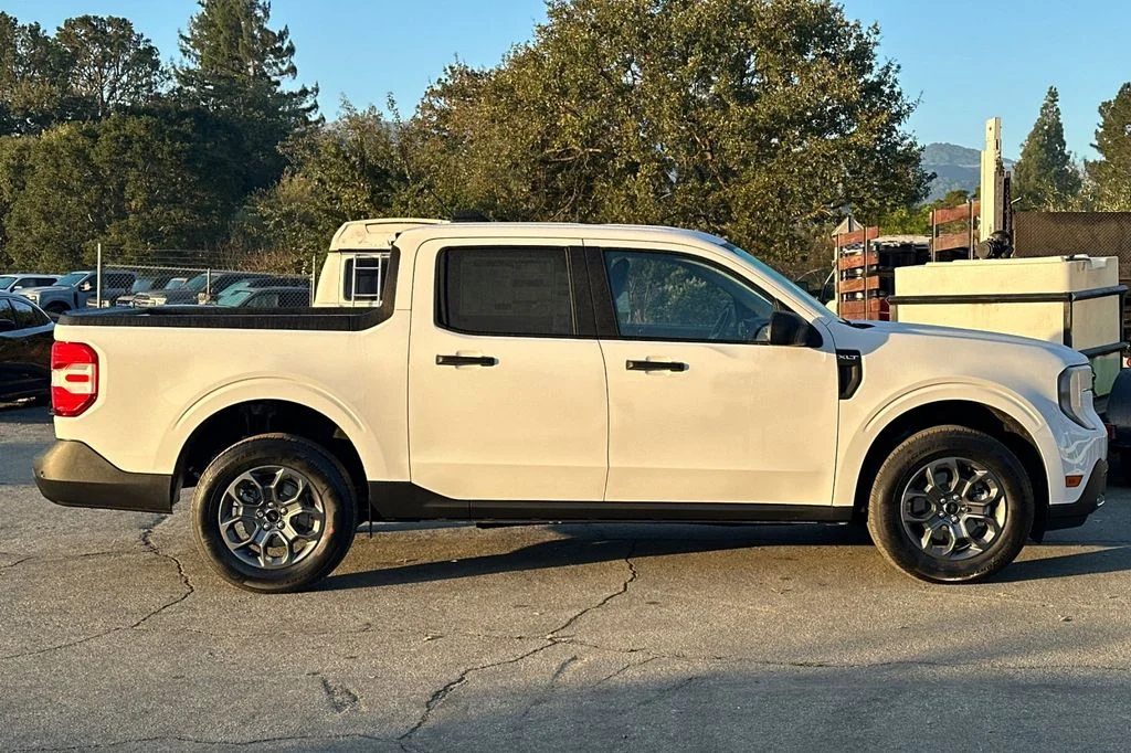 New 2025 Oxford White Ford XLT image 3