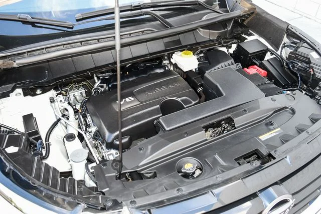 Used 2025 White Nissan Platinum image 13