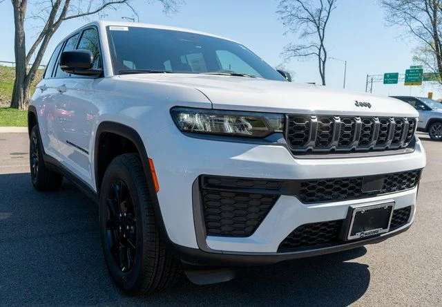 New 2026 Bright White Clear-Coat Exterior Paint Jeep Laredo Altitude image 4