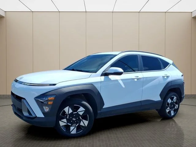 Used 2025 White Hyundai SEL image 2