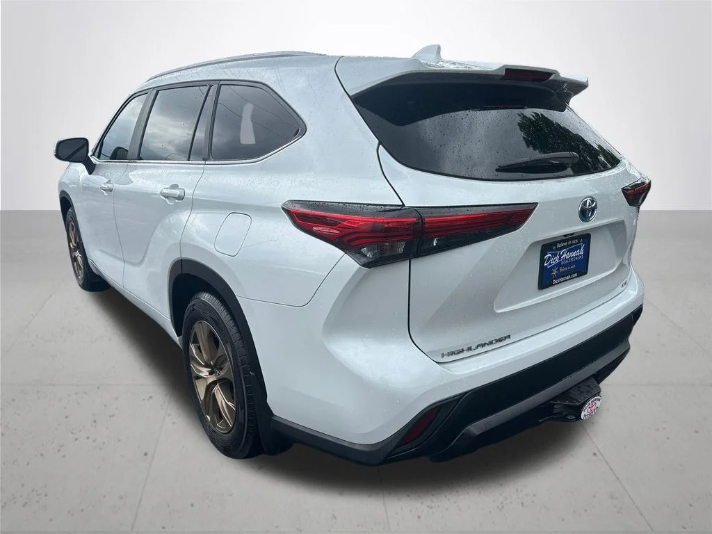 Used 2023 Beige Toyota Bronze Edition image 9