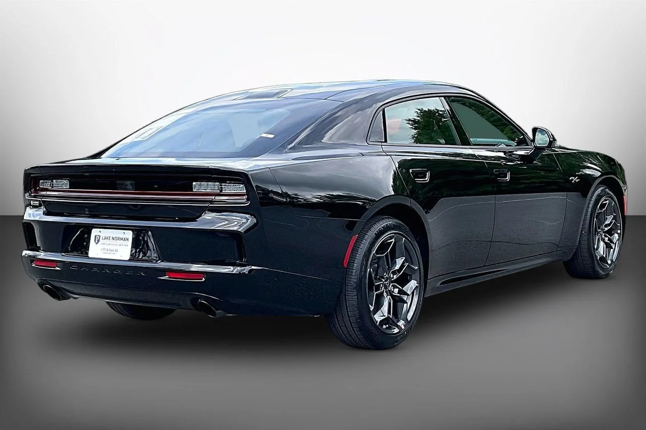 New 2026 Diamond Black Crystal Pearlcoat Dodge R/T image 8