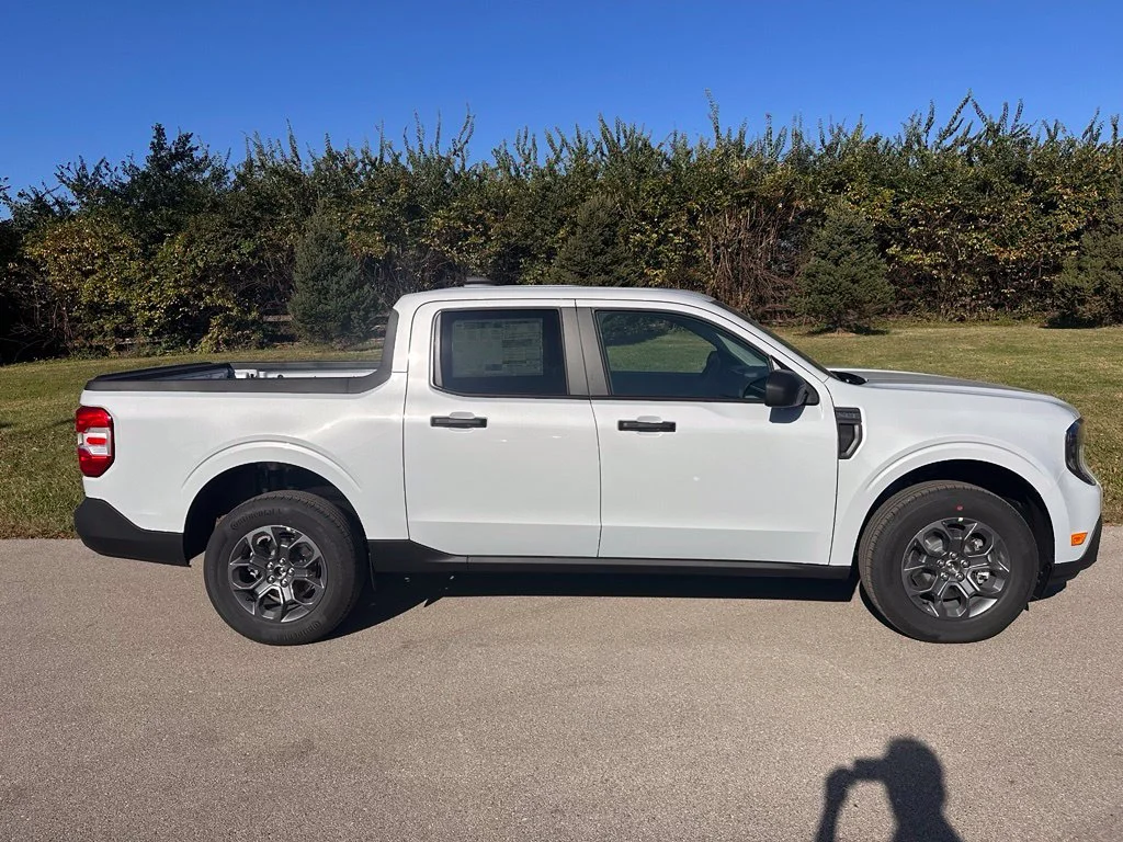 New 2026 Space White Metallic Ford XLT image 9