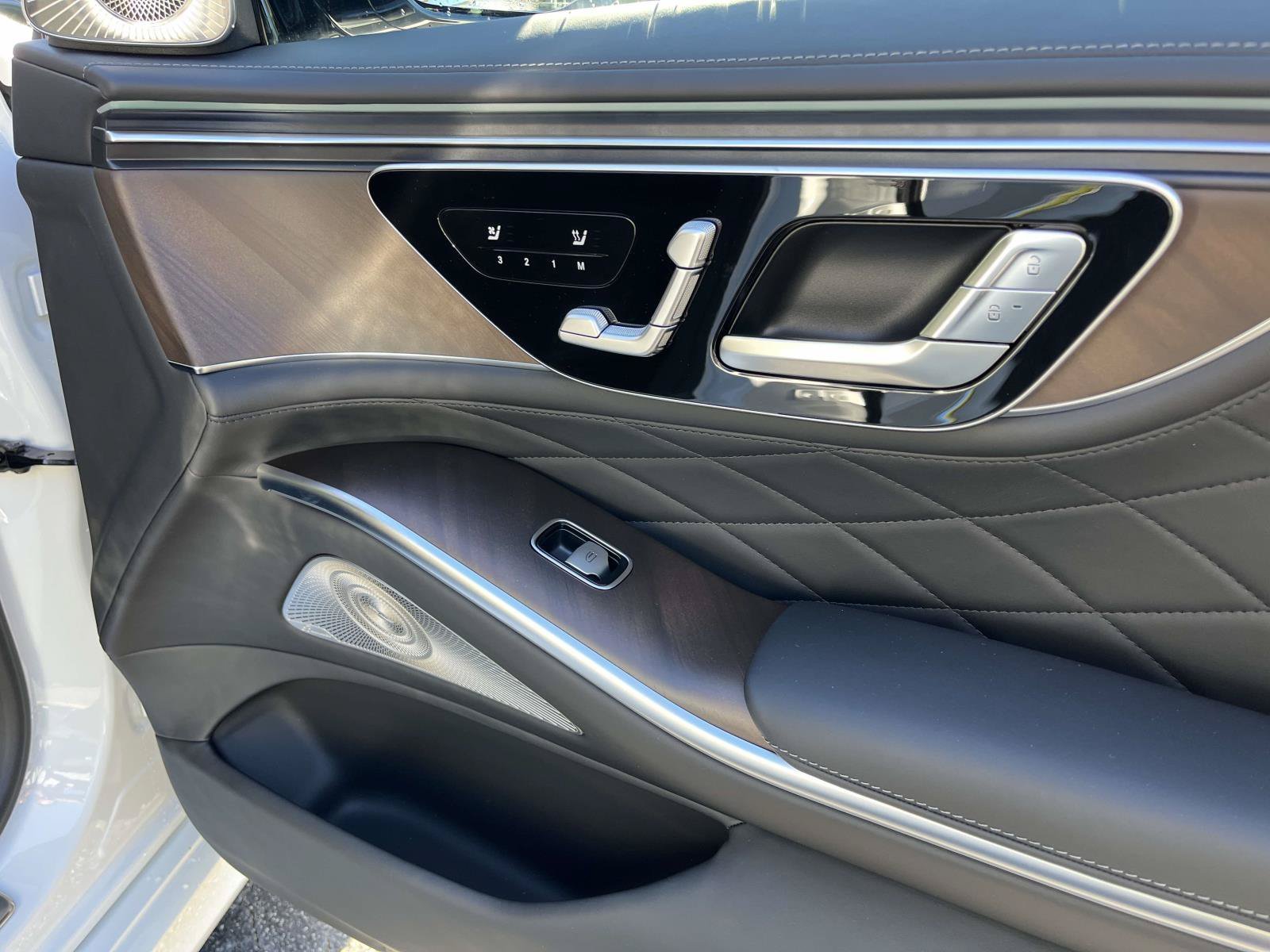 New 2027 MANUFAKTUR Moonlight White Metallic Mercedes-Benz S 580 4MATIC® Sedan image 48